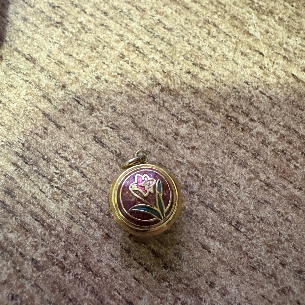 S35 Sarah Coventry Daffodil Locket